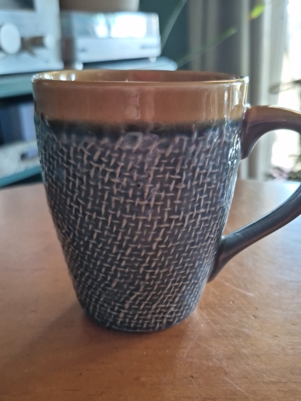 Pier 1 Rare 12oz Stoneware Burlap Textured Coffee Mug in Brown and Dark Blue